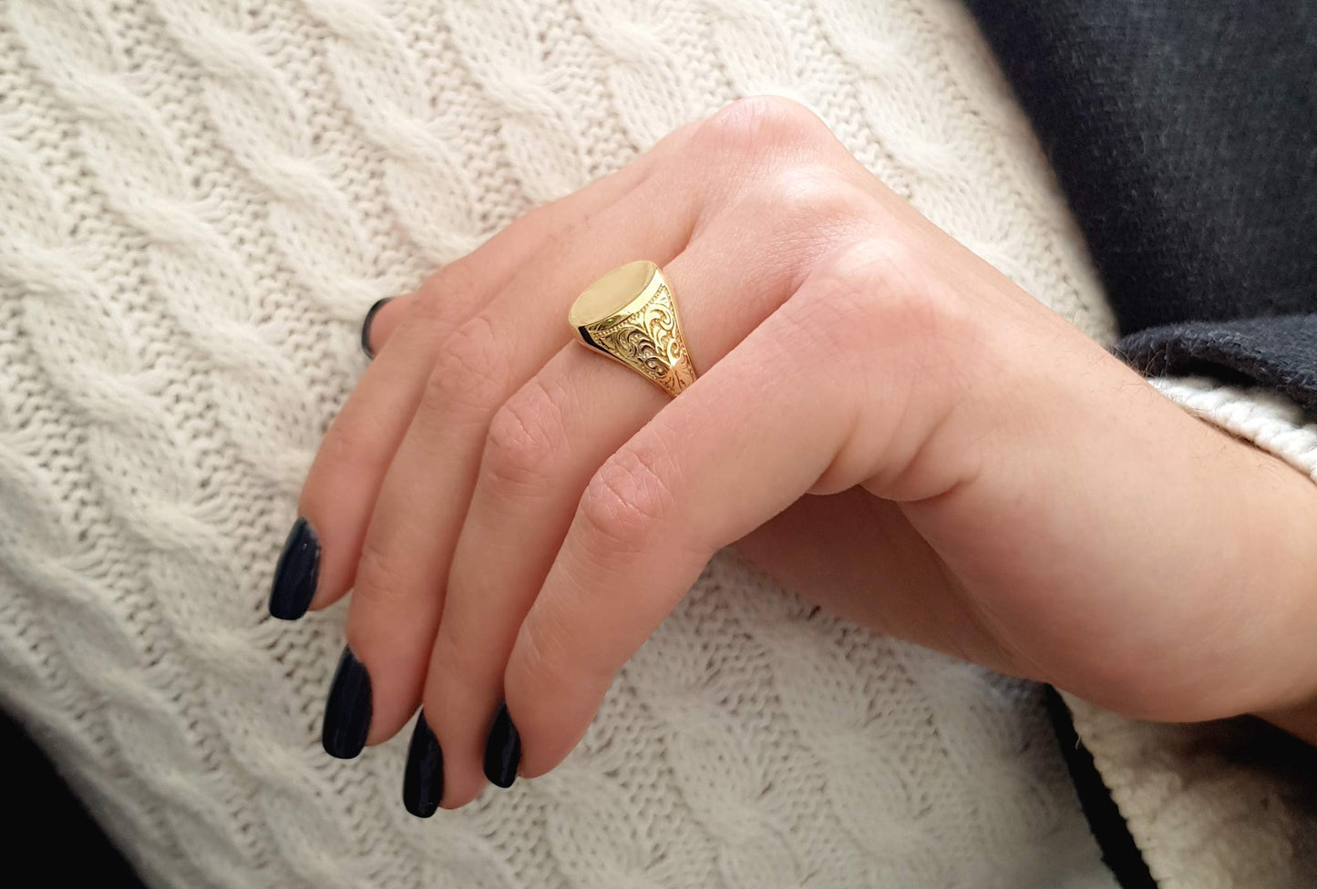 Elegant jewel box Unisex Oval custom signet ring in solid gold 9k, 14k, & 18k, Personalized signet ring, Custom Initial engraved chevalier ring, Family gift, RN386