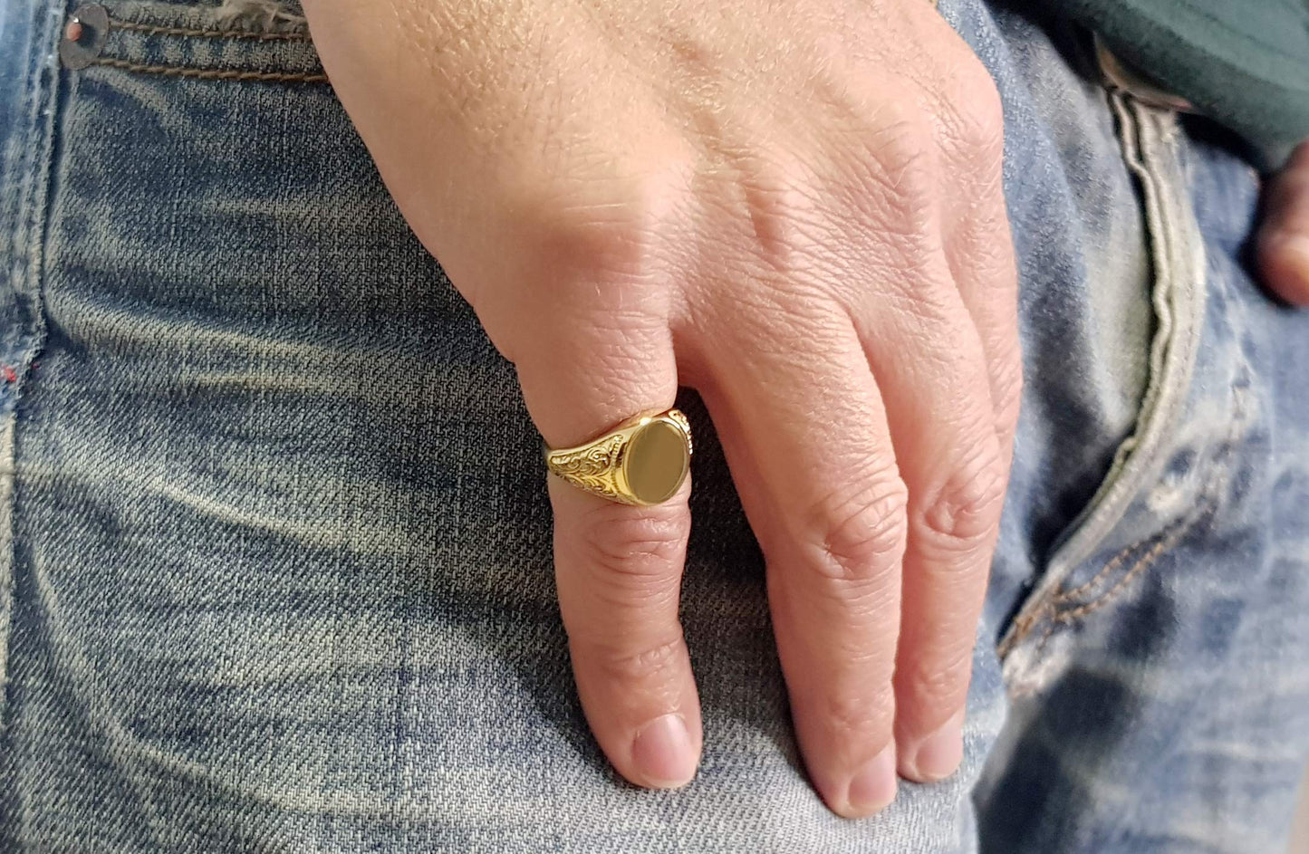 Elegant jewel box Unisex Oval custom signet ring in solid gold 9k, 14k, & 18k, Personalized signet ring, Custom Initial engraved chevalier ring, Family gift, RN386