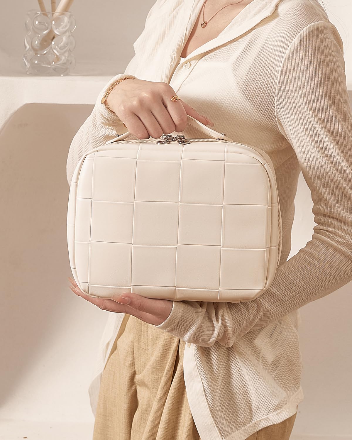 EACHY Travel Makeup Bag, Large Capacity Cosmetic Bags for Women, Waterproof PU Leather Make Up Bag with Makeup Brush Organizer (Checkered-White)